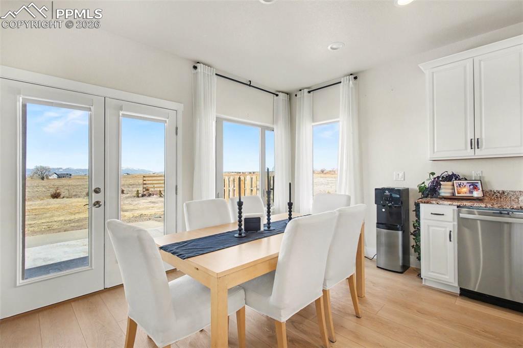 Image 16 of 49: Dining Area