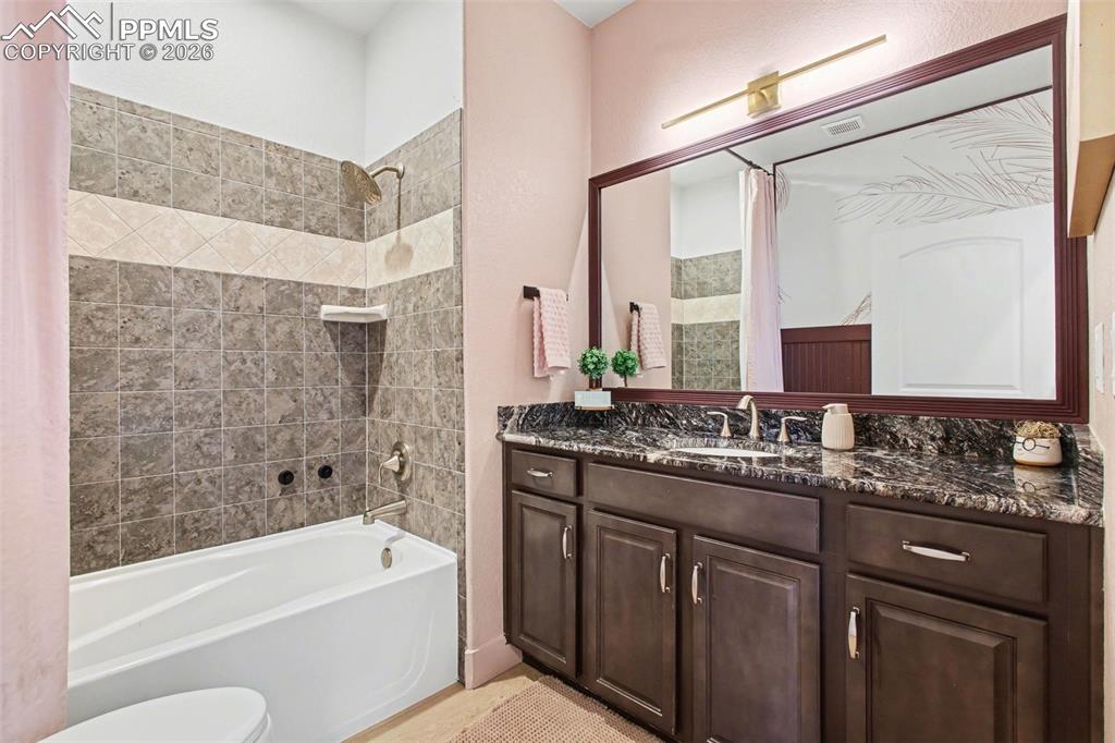 Image 21 of 49: Bathroom