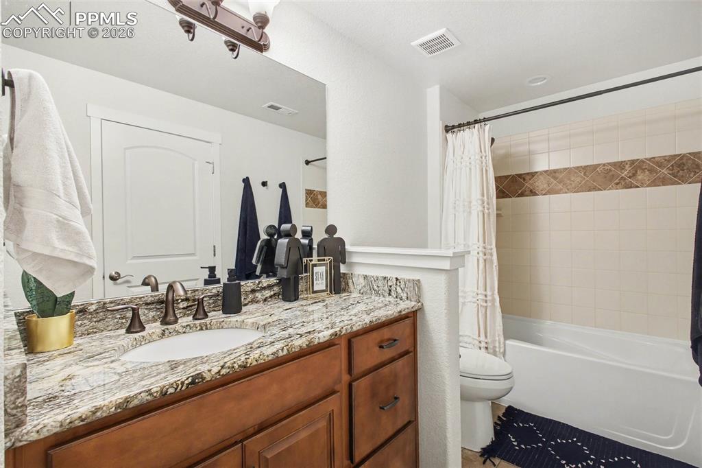 Image 32 of 49: Bathroom