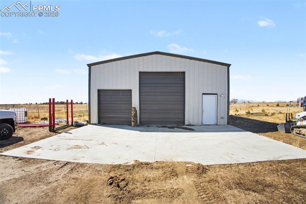 Image 42 of 49: Garage