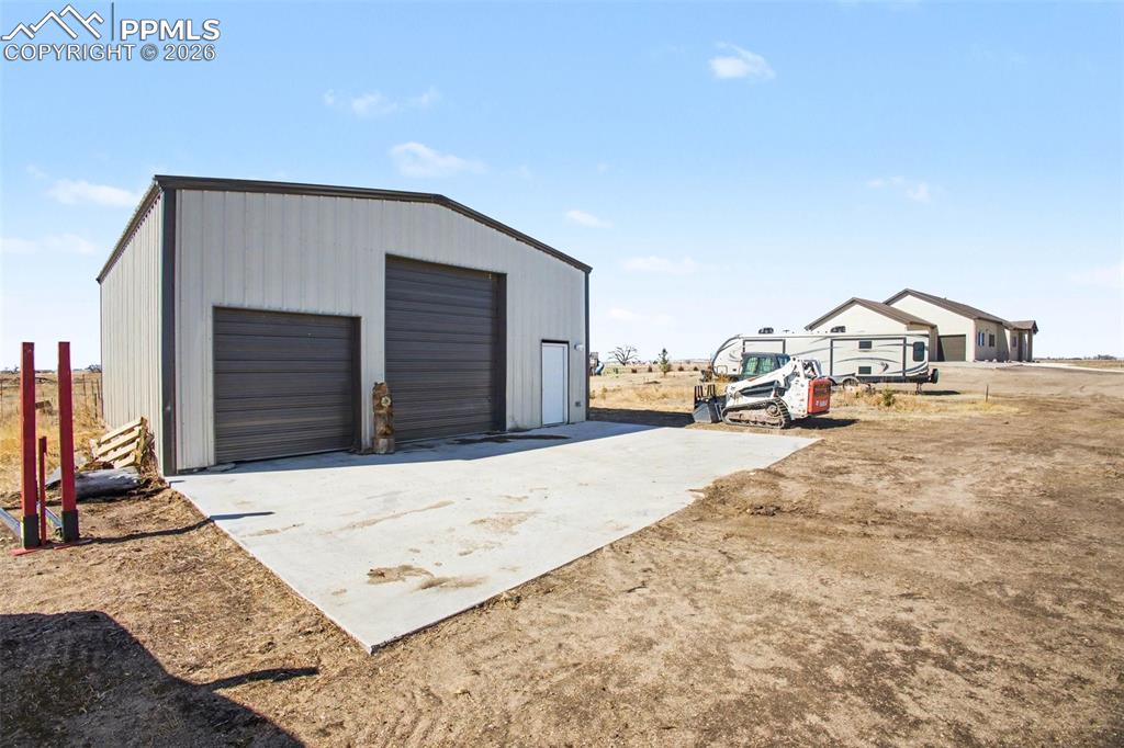 Image 43 of 49: Garage