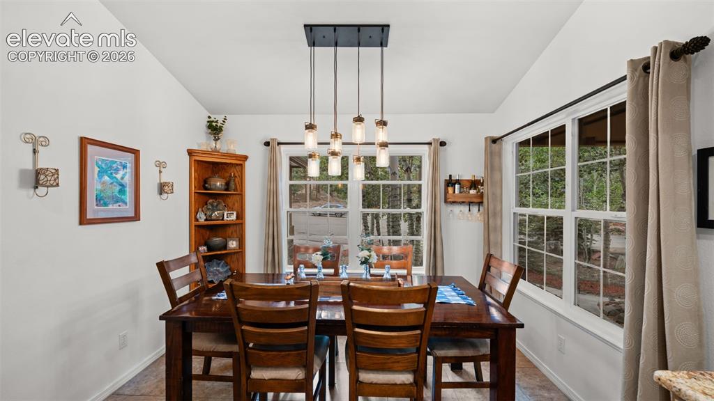 Image 14 of 42: Dining Area