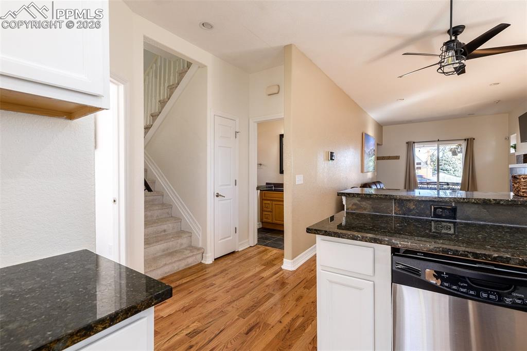 Image 18 of 50: Kitchen