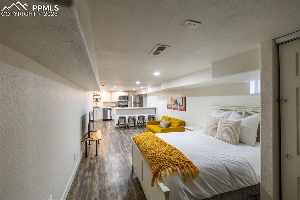 Image 40 of 50: basement studio