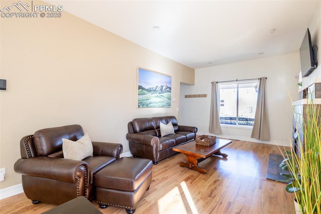 Image 9 of 50: Living Room