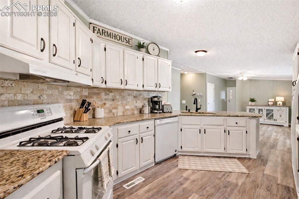 Image 10 of 40: Kitchen