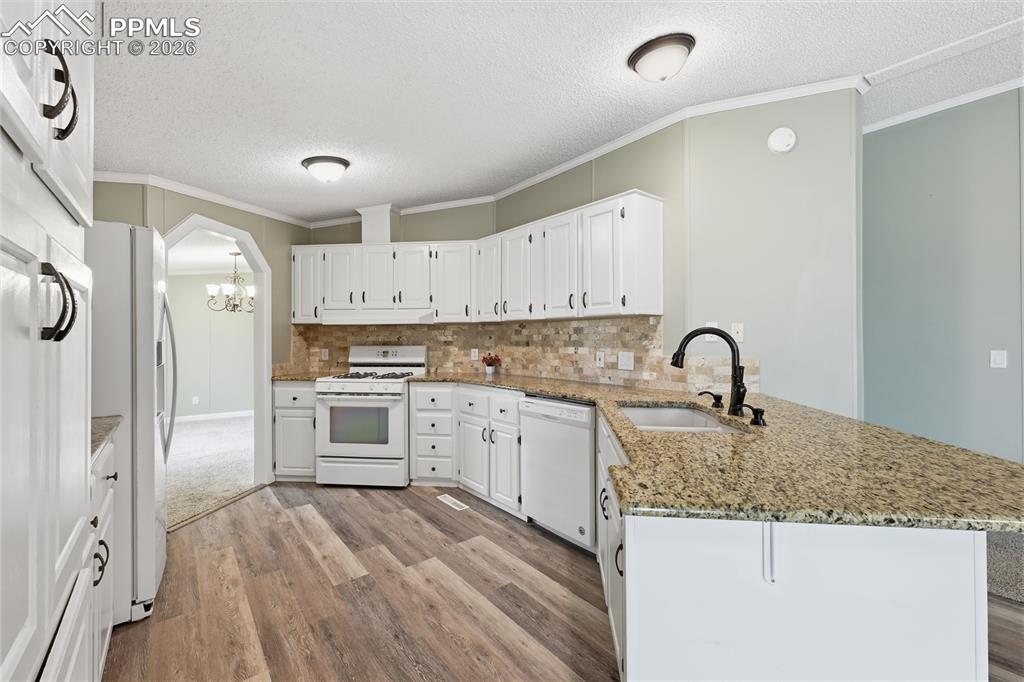 Image 11 of 40: Kitchen