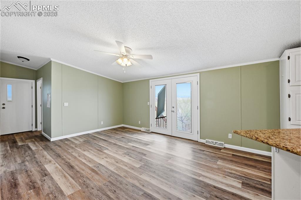 Image 12 of 40: Dining Room