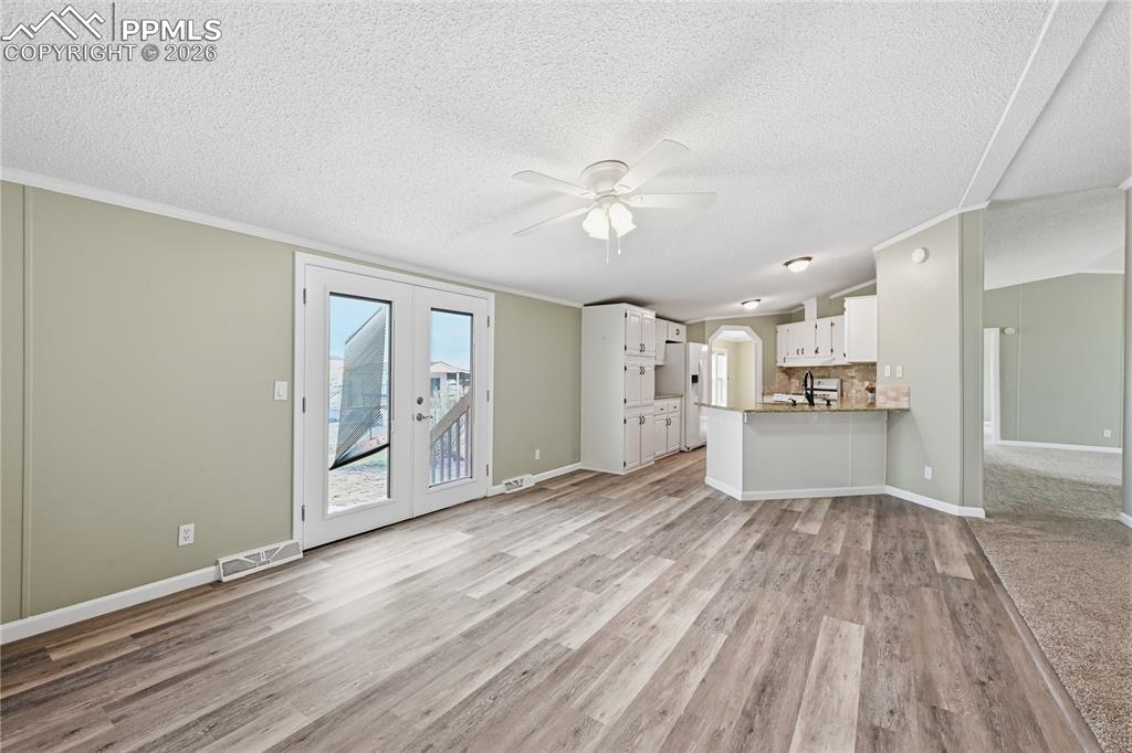 Image 14 of 40: Dining Area