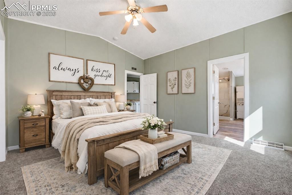 Image 17 of 40: Bedroom