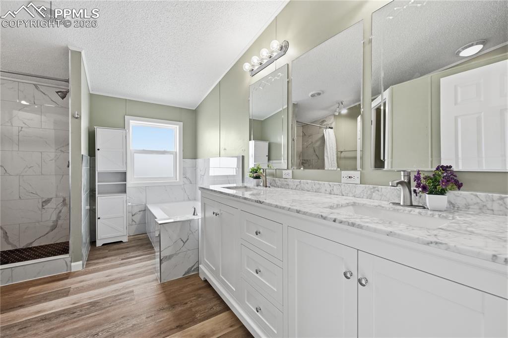 Image 19 of 40: Bathroom