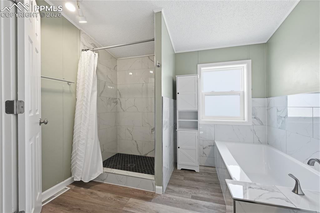 Image 21 of 40: Bathroom