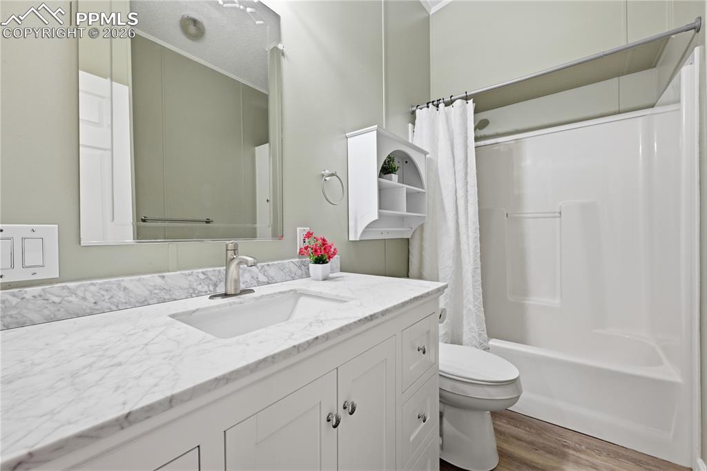 Image 22 of 40: Bathroom