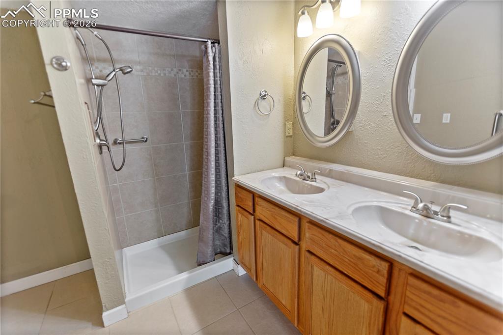 Image 22 of 30: Lower level bath