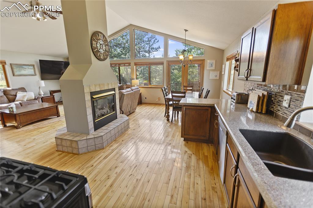 Image 8 of 30: Kitchen