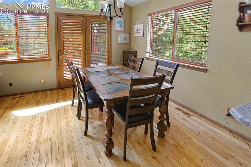 Image 9 of 30: Dining area
