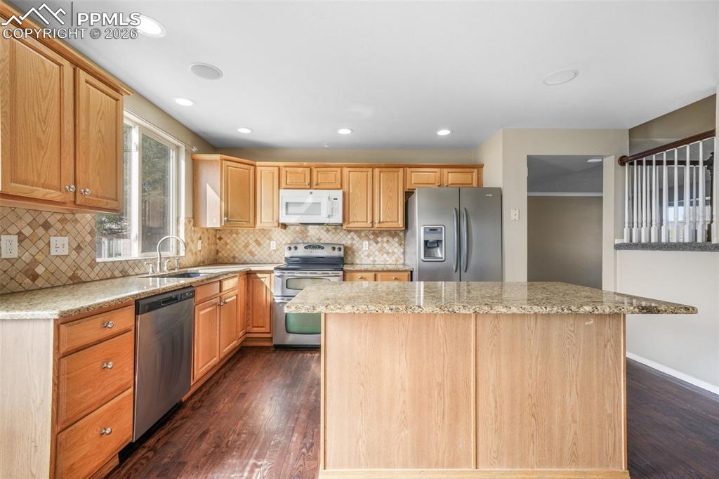 Image 10 of 50: Dining Room