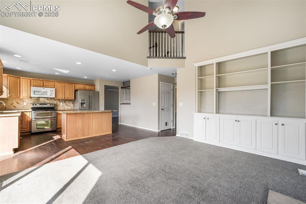 Image 13 of 50: Kitchen