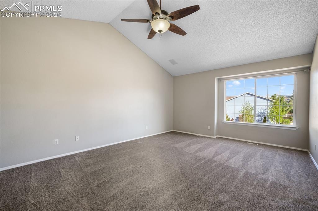 Image 21 of 50: Laundry