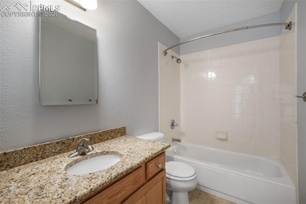 Image 33 of 50: Bedroom