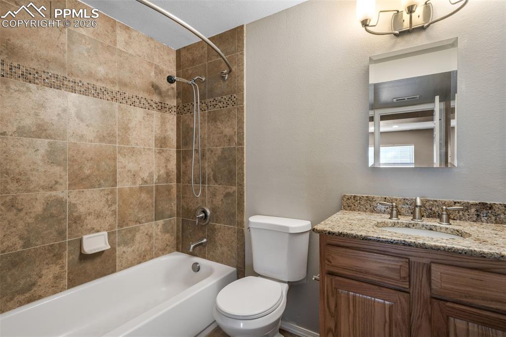 Image 38 of 50: Bedroom