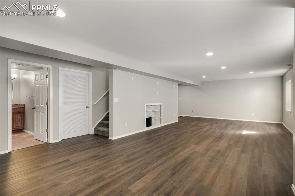 Image 39 of 50: Bedroom