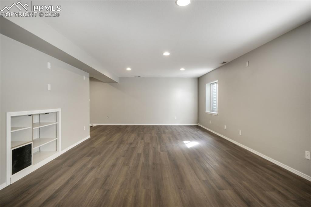 Image 40 of 50: Bedroom