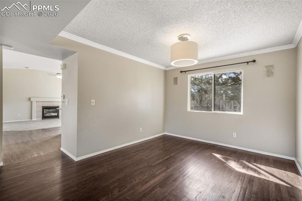 Image 6 of 50: Entry