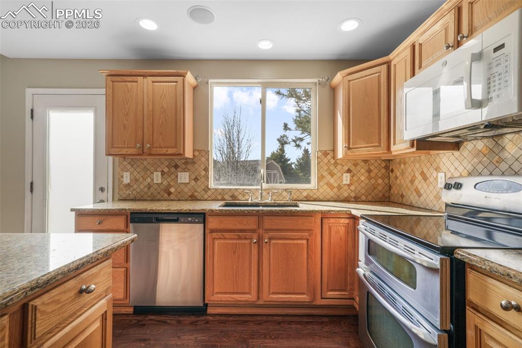 Image 8 of 50: Living Room