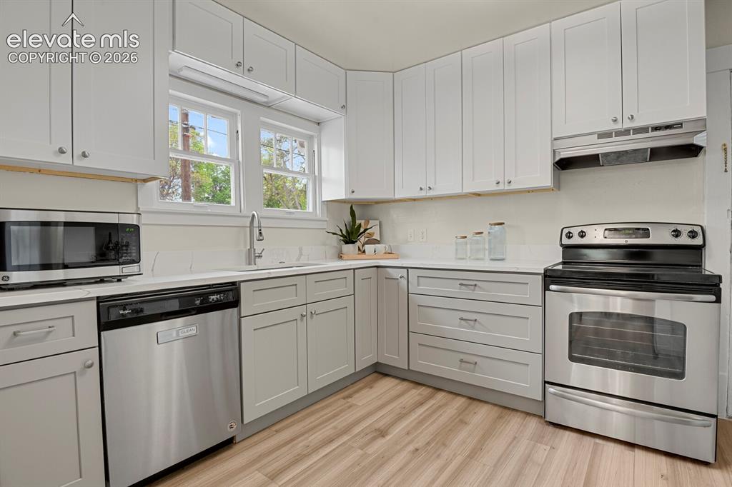 Image 11 of 34: Kitchen