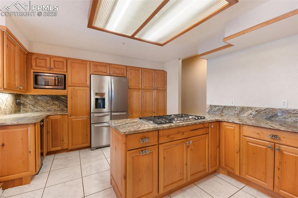 Image 12 of 50: Kitchen