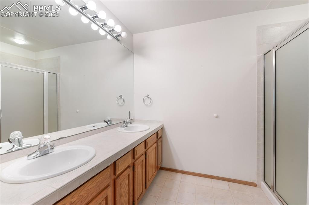 Image 29 of 50: Double Vanity Bath