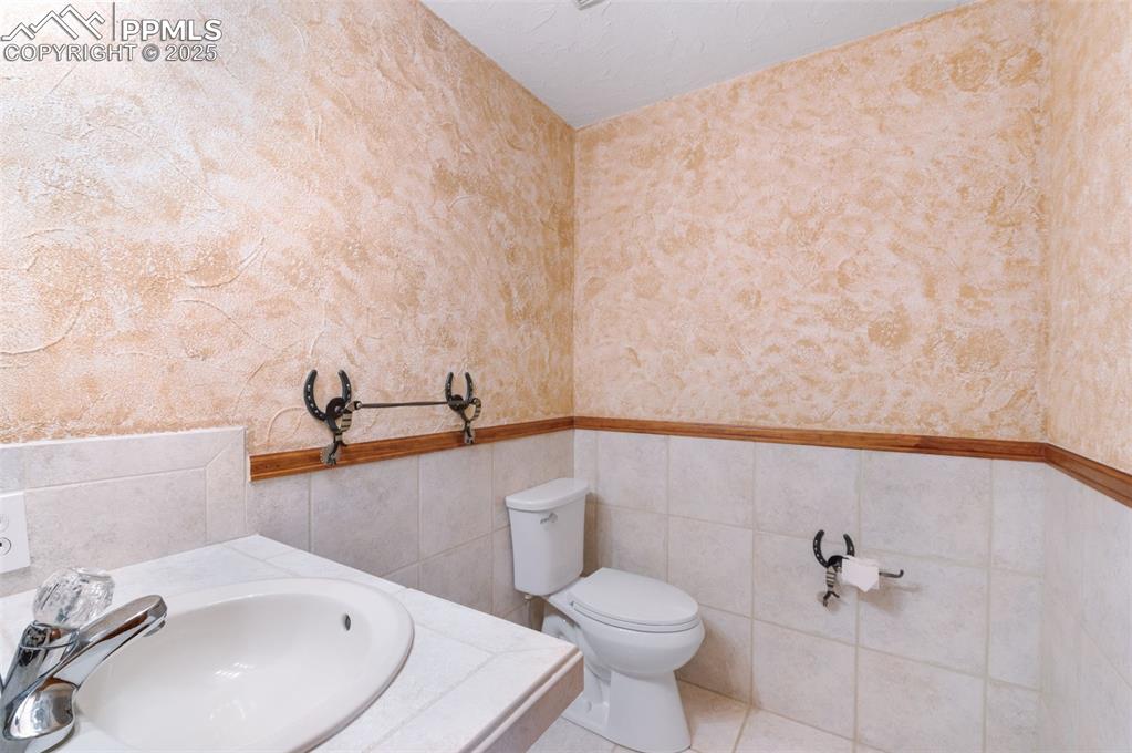 Image 31 of 50: Adjoining Bath