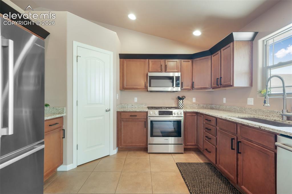 Image 10 of 50: Kitchen