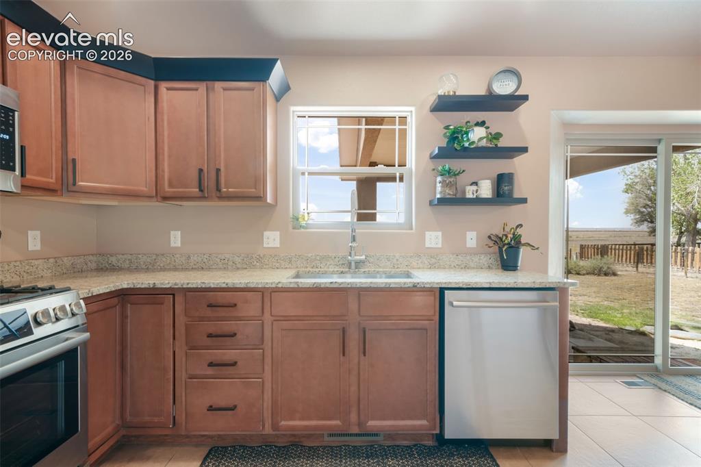 Image 11 of 50: Kitchen