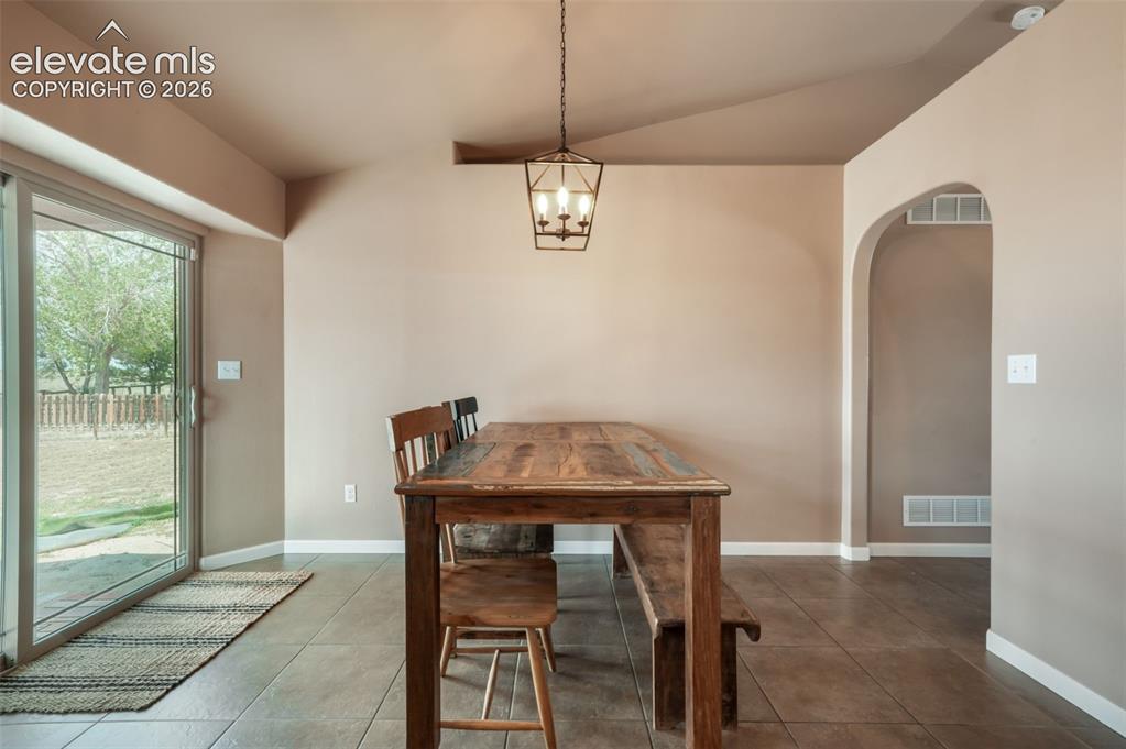 Image 14 of 50: Dining Area