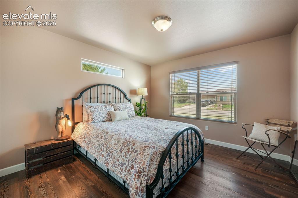 Image 19 of 50: Bedroom