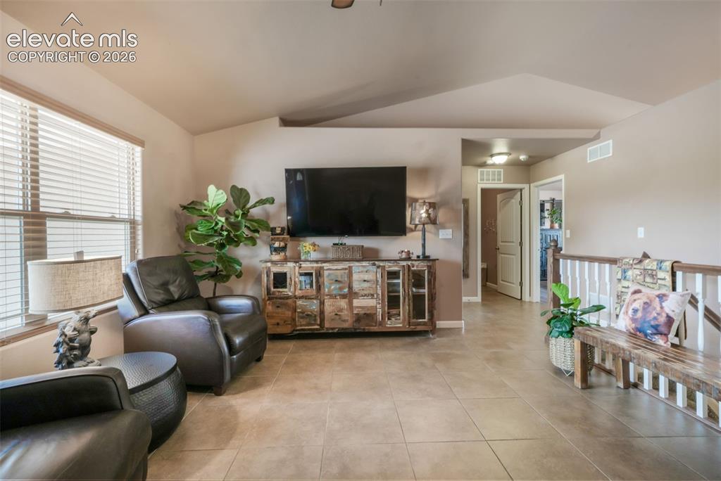 Image 8 of 50: Living Room