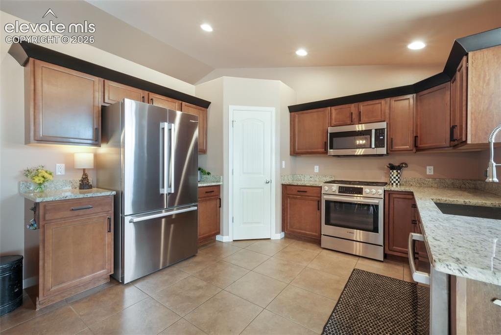 Image 9 of 50: Kitchen