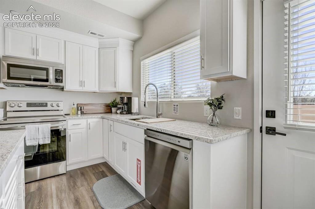 Image 11 of 47: Kitchen