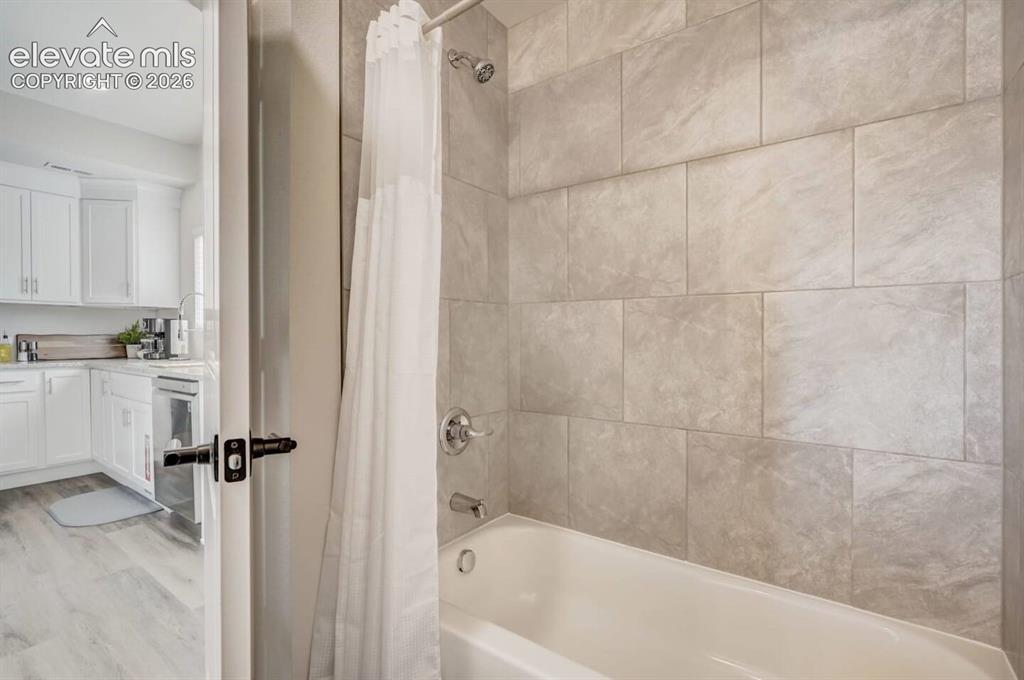 Image 13 of 47: Bathroom