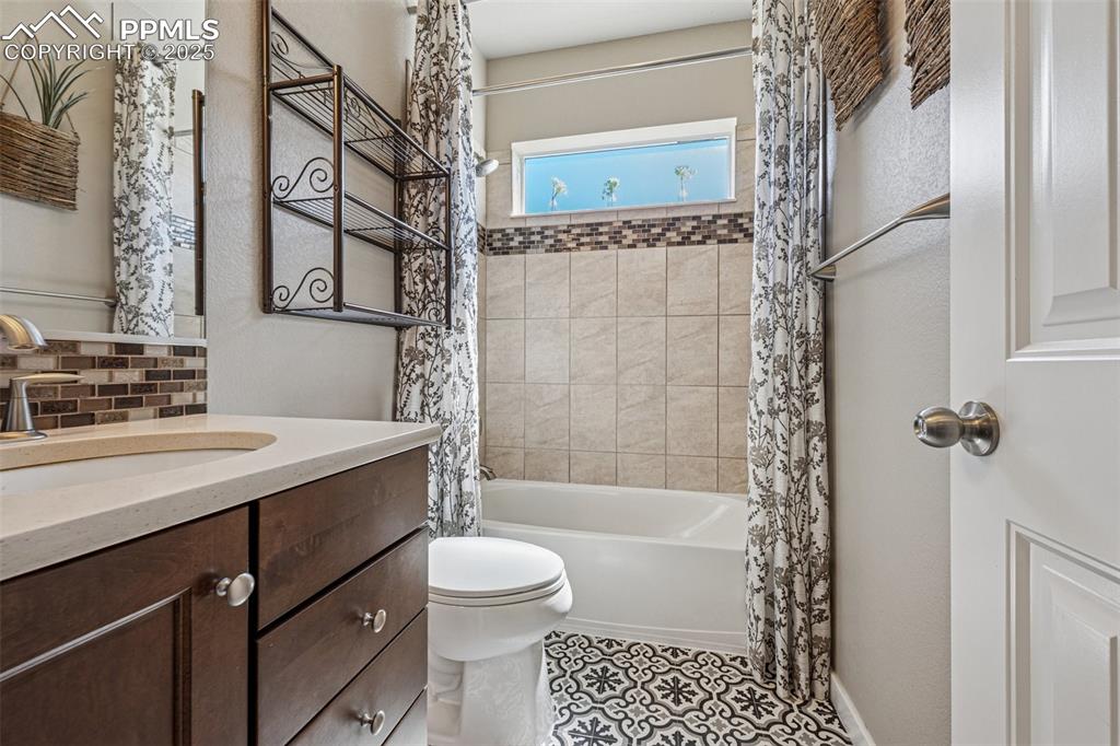 Image 14 of 31: Bathroom