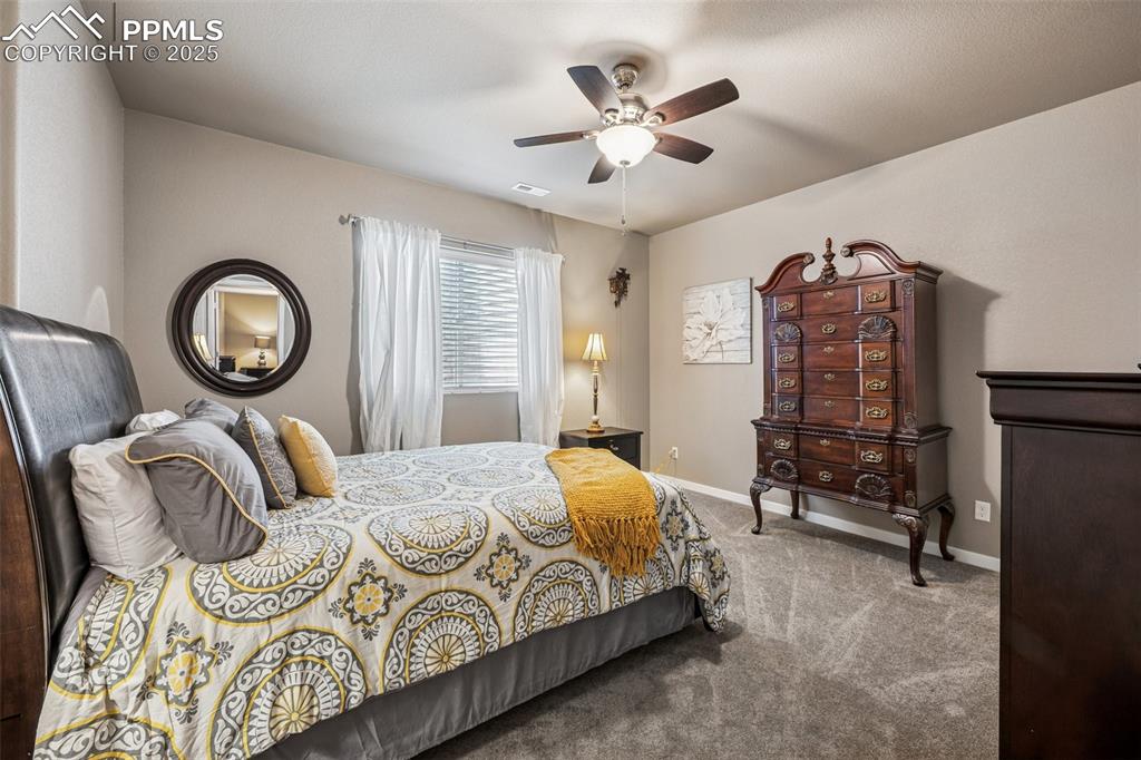 Image 19 of 31: Bedroom