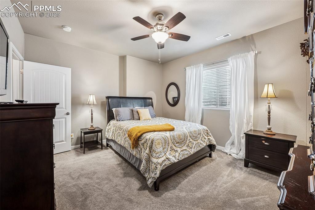 Image 20 of 31: Bedroom