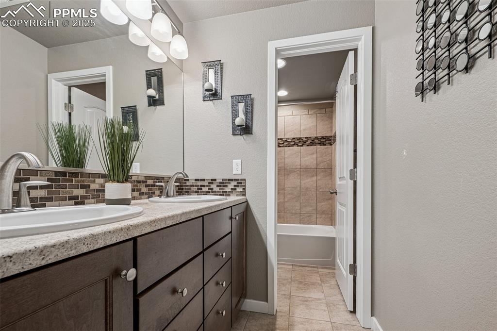 Image 21 of 31: Bathroom