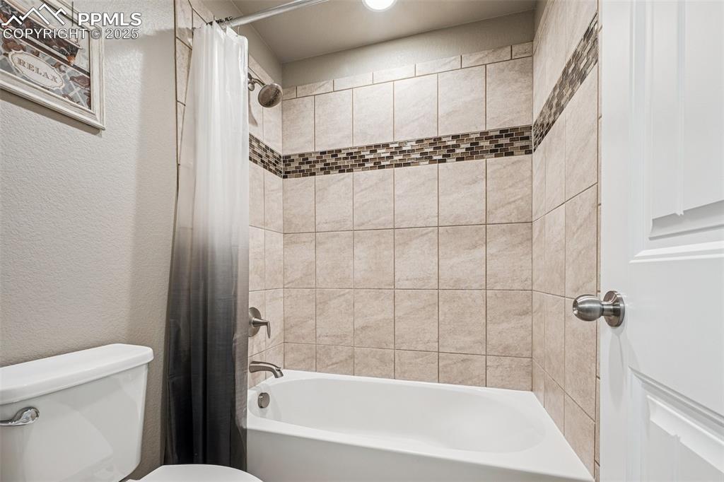 Image 22 of 31: Bathroom