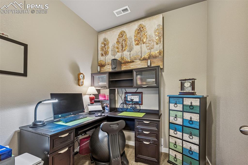 Image 25 of 31: Office