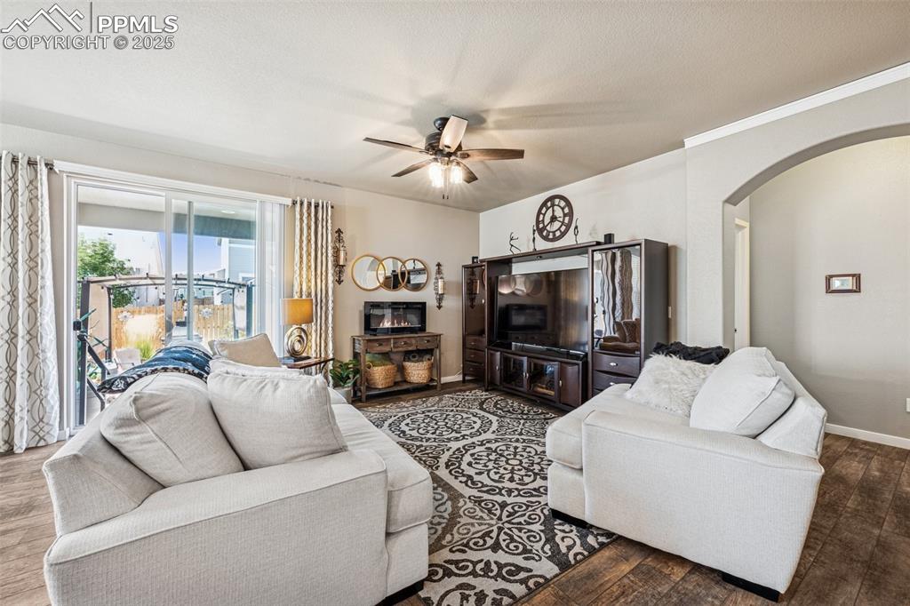 Image 3 of 31: Living Room