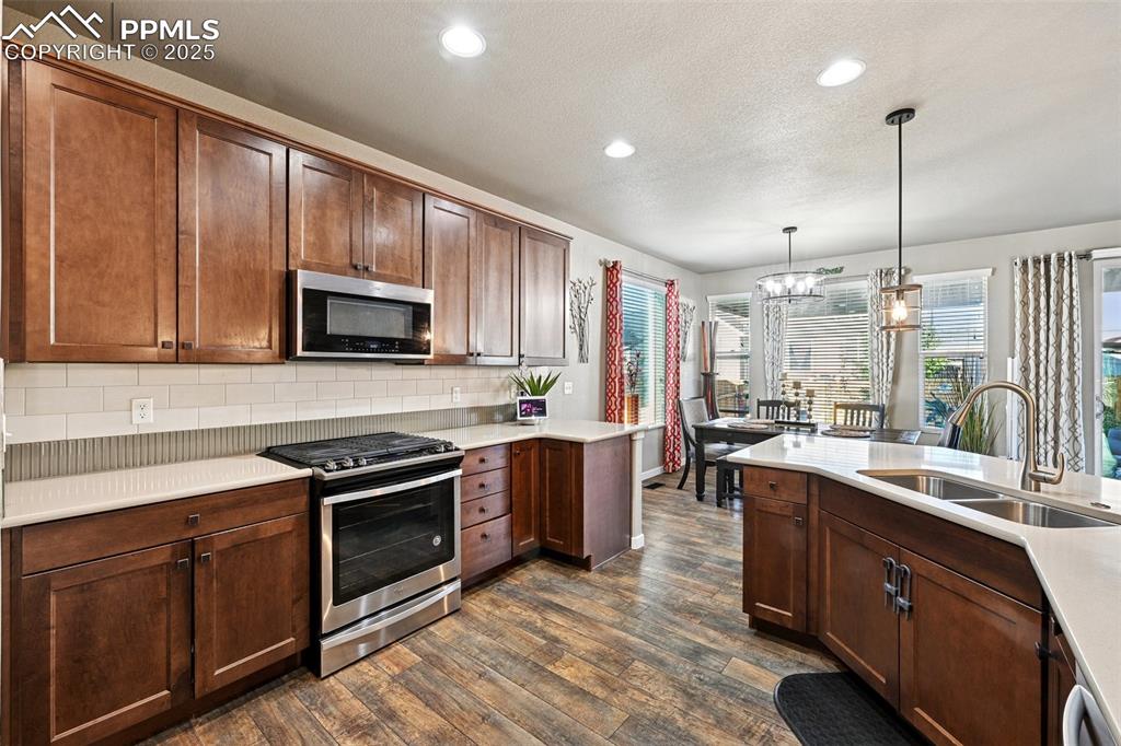 Image 9 of 31: Kitchen