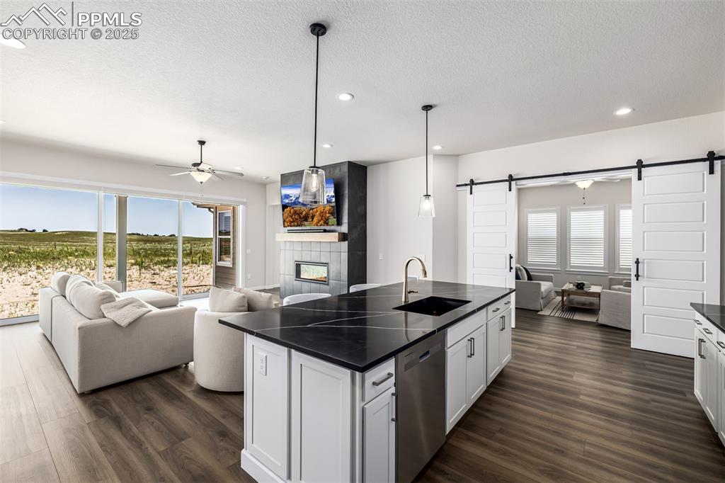 Image 18 of 48: Kitchen